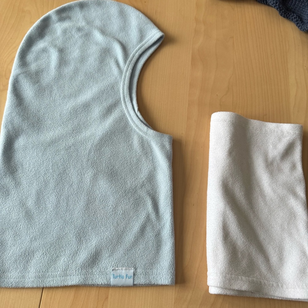 Turtle fur 
Turtle neck and balaclava 
Fleece 
For kids  one size
Lot of 2